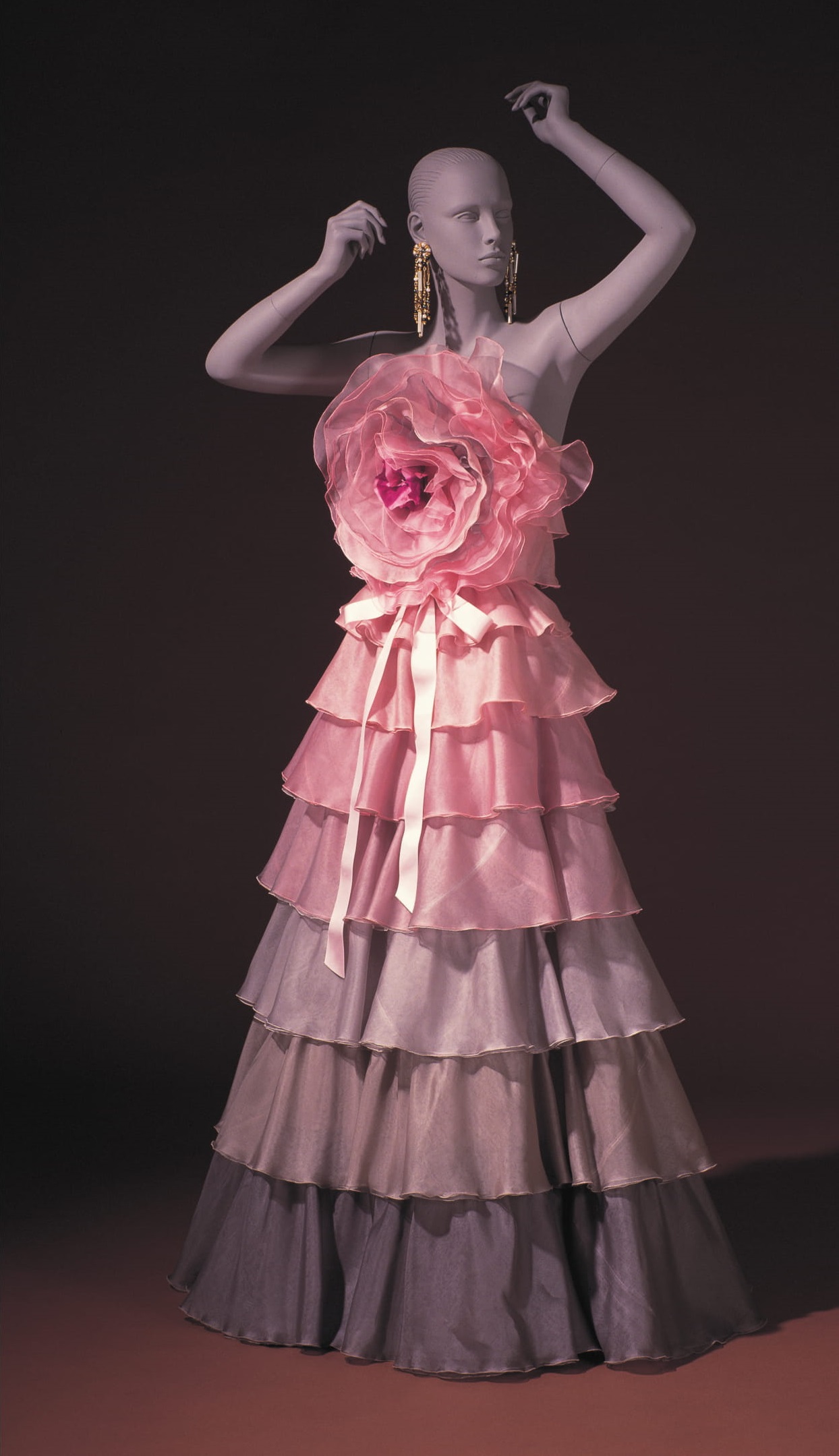 １９８２年ピンクからグレーのグラデイションドレス